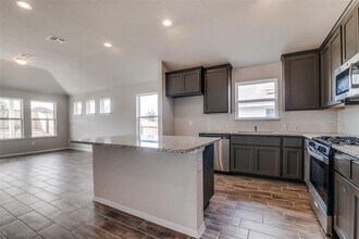 140 Shugart St, Unit 402 in San Marcos, TX - Building Photo - Building Photo