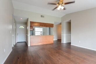 4906 Hi Vista Cir in Tampa, FL - Building Photo - Building Photo