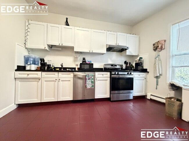 1102 Cambridge St, Unit 1102-2F in Cambridge, MA - Foto de edificio - Building Photo