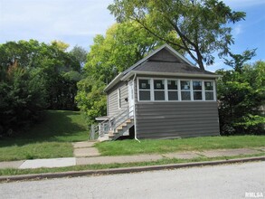 1322 Spring St in Davenport, IA - Foto de edificio - Building Photo