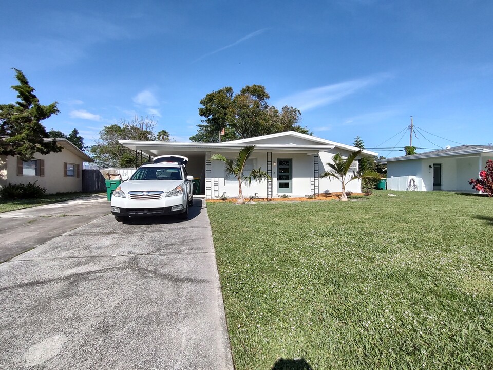 2444 Dakota Dr in Melbourne, FL - Building Photo