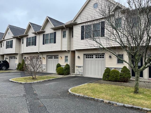 50 Sintsink Dr E in Port Washington, NY - Building Photo