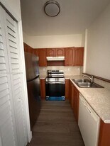 7100 NW 177th St in Hialeah, FL - Building Photo