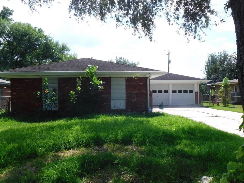 517 N Linden Dr in Texas City, TX - Building Photo