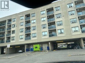 160 Wellington St E in Aurora, ON - Building Photo