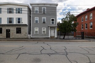 420 Broadway St in Lowell, MA - Building Photo