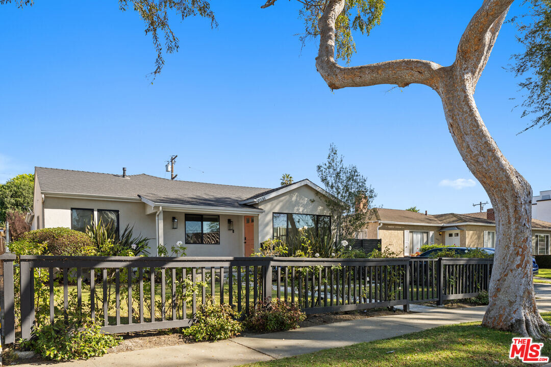 4036 Minerva Ave in Los Angeles, CA - Building Photo