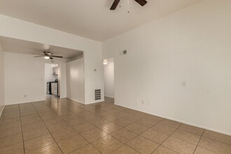 5302 N 60th Ave in Glendale, AZ - Foto de edificio - Building Photo