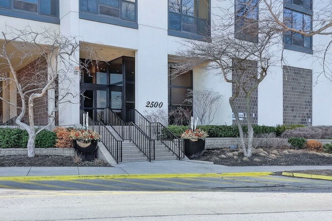 2500 N Lakeview Ave in Chicago, IL - Building Photo - Building Photo