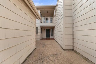 10900 Crown Colony Dr in Austin, TX - Building Photo - Building Photo