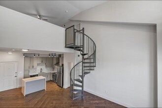 2121 Allen Pkwy in Houston, TX - Foto de edificio - Building Photo