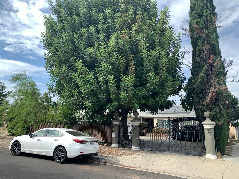 8350 Remy Ave in Winnetka, CA - Building Photo