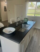 218 E 83rd St in Los Angeles, CA - Foto de edificio - Building Photo