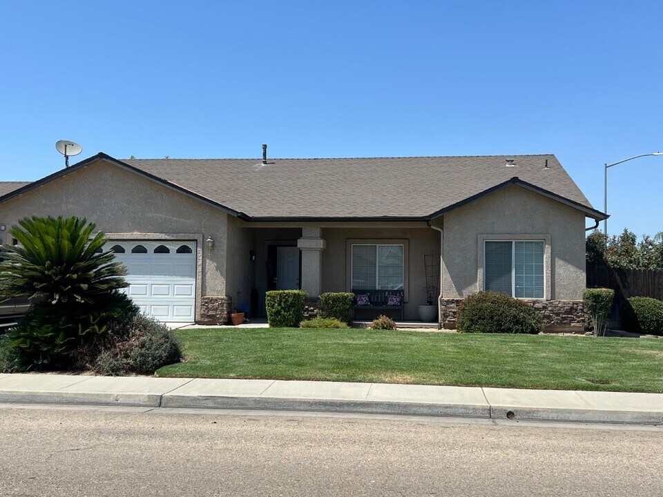 623 W Meadow Ln in Kingsburg, CA - Building Photo