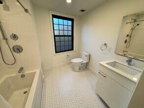 1172 Massachusetts Ave, Unit 218 in Cambridge, MA - Foto de edificio - Building Photo