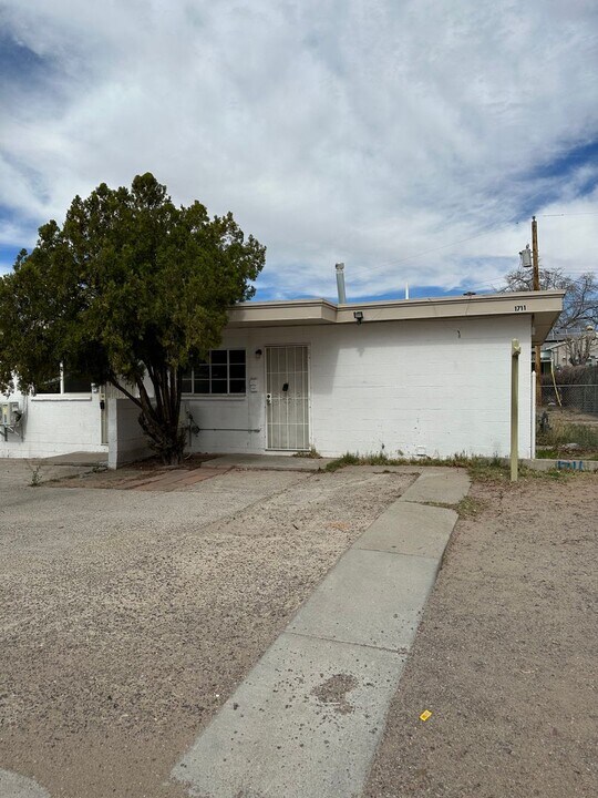 1711 E Idaho Ave in Las Cruces, NM - Building Photo