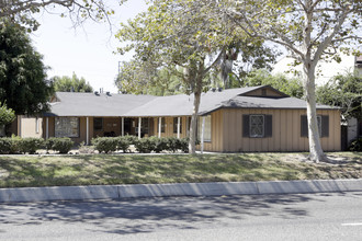 730-& 740 E 17th St in Santa Ana, CA - Foto de edificio - Building Photo