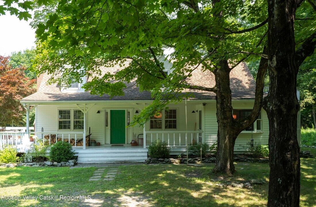4 Molland Dr in Rhinebeck, NY - Building Photo