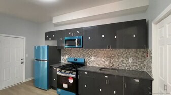 422 E Main St in Bridgeport, CT - Building Photo