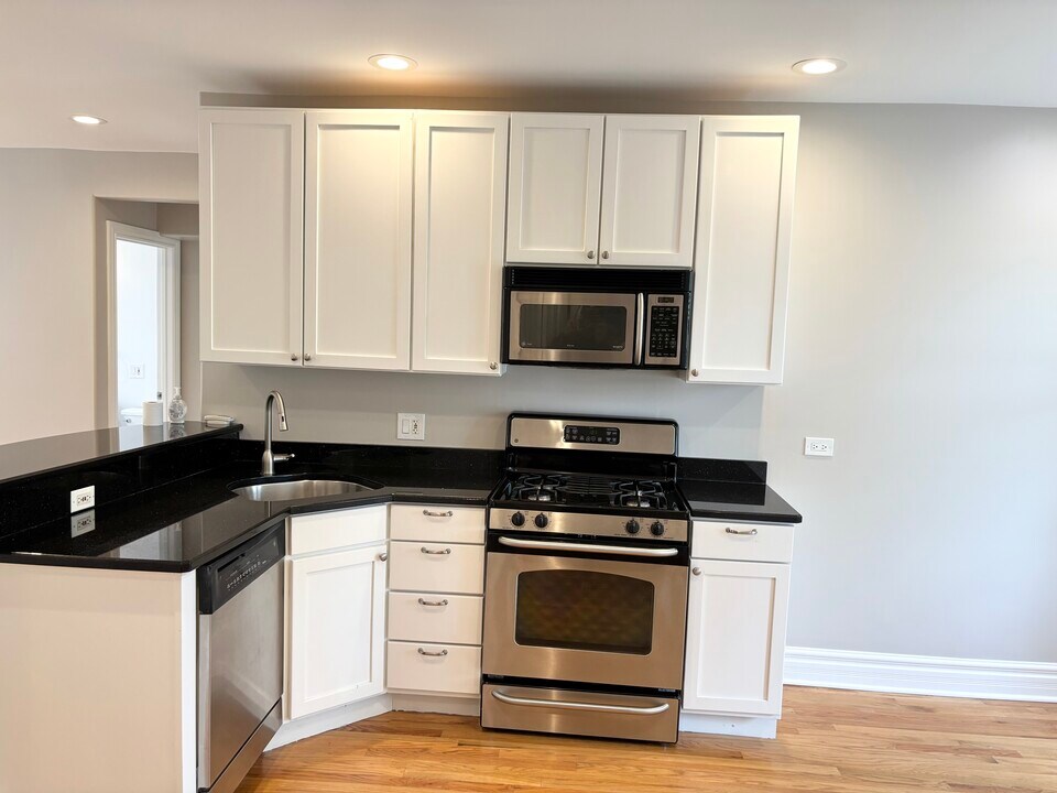 3851 N Kedvale Ave, Unit APTE2 in Chicago, IL - Building Photo