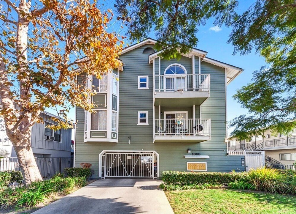 1066 Coronado Ave in Long Beach, CA - Building Photo