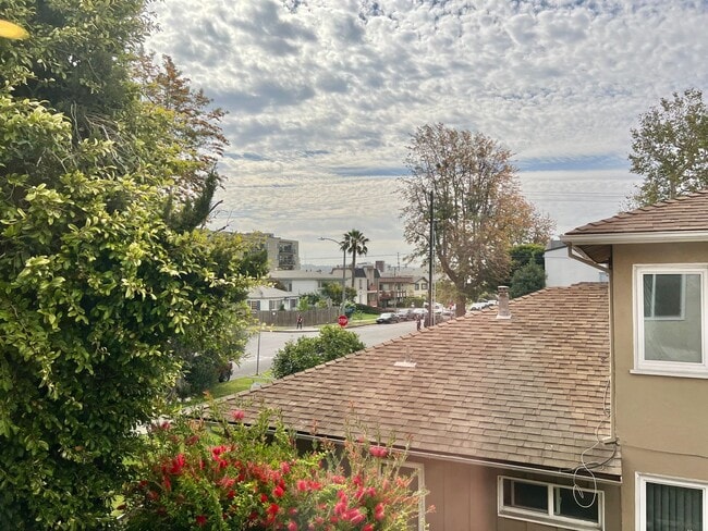 3359 Mentone Ave, Unit 4 in Los Angeles, CA - Foto de edificio - Building Photo