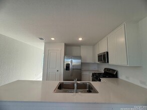 204 Ottawa Wy in New Braunfels, TX - Foto de edificio - Building Photo