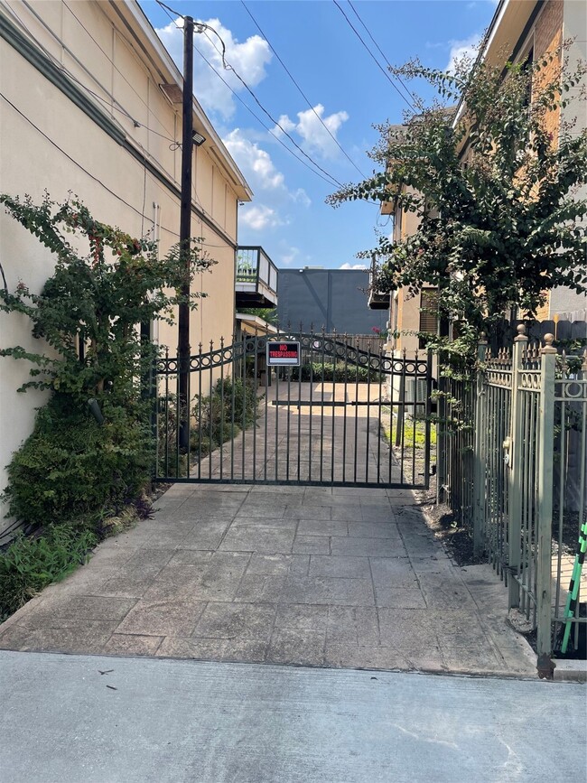 2110 Chenevert St in Houston, TX - Building Photo - Building Photo