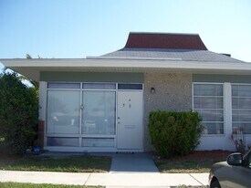 4351 Tahitian Gardens Cir in Holiday, FL - Building Photo