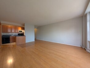 429 W Wellington Ave, Unit 14H in Chicago, IL - Building Photo - Building Photo