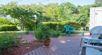86 E Shore Ave in Groton, CT - Building Photo - Building Photo
