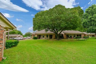 1308 Jacksonville Dr in Jacksonville, TX - Building Photo