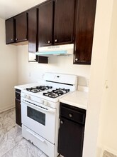 6624 Sylmar Ave in Van Nuys, CA - Building Photo - Building Photo