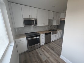 390 W Lake Ave NW in Atlanta, GA - Building Photo