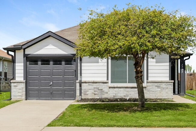 property at 1725 Vineridge Ln