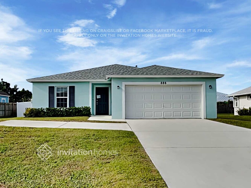 886 SW Del Rio Blvd in Port St. Lucie, FL - Building Photo