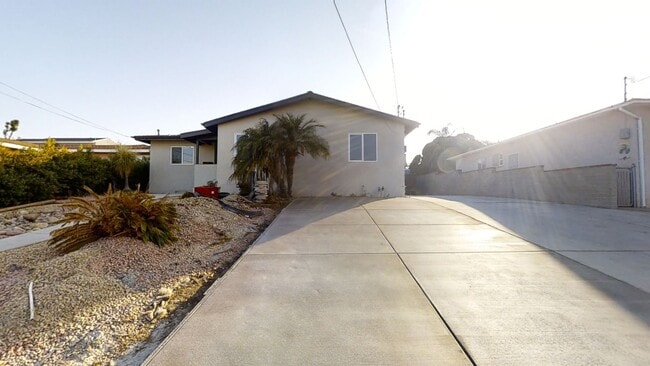 5318 E Falls View Dr
