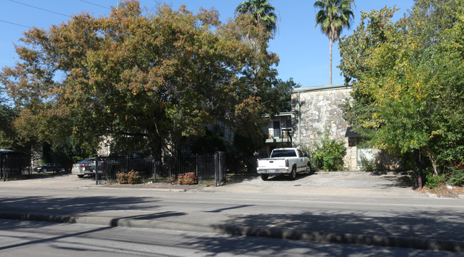 1660 Richmond Ave in Houston, TX - Building Photo - Building Photo