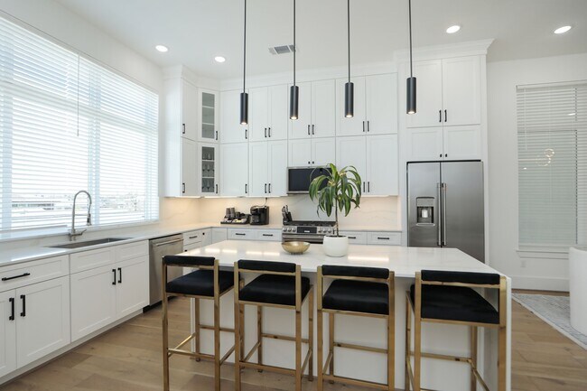 5704 Fairdale Ln in Houston, TX - Building Photo - Building Photo