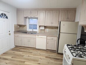 5171 Dewey Rd in North Olmsted, OH - Foto de edificio - Building Photo