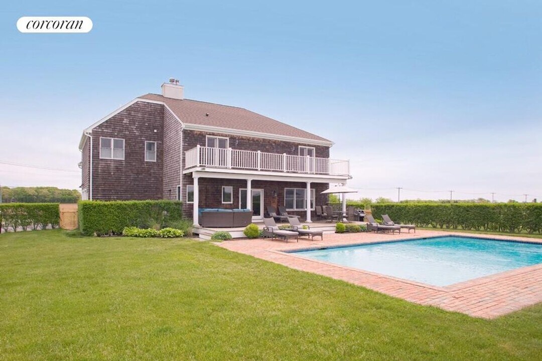 896 Deerfield Rd in Water Mill, NY - Building Photo