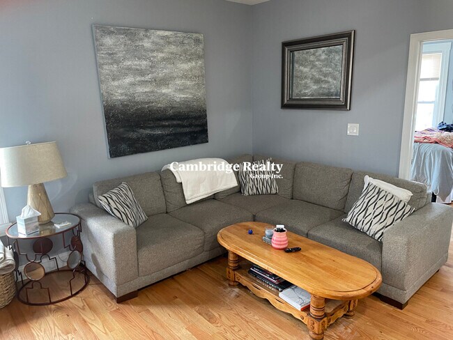 33 Gore St, Unit 2T in Cambridge, MA - Building Photo - Building Photo