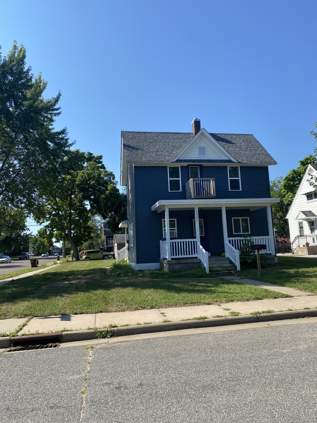 1921 Emery St