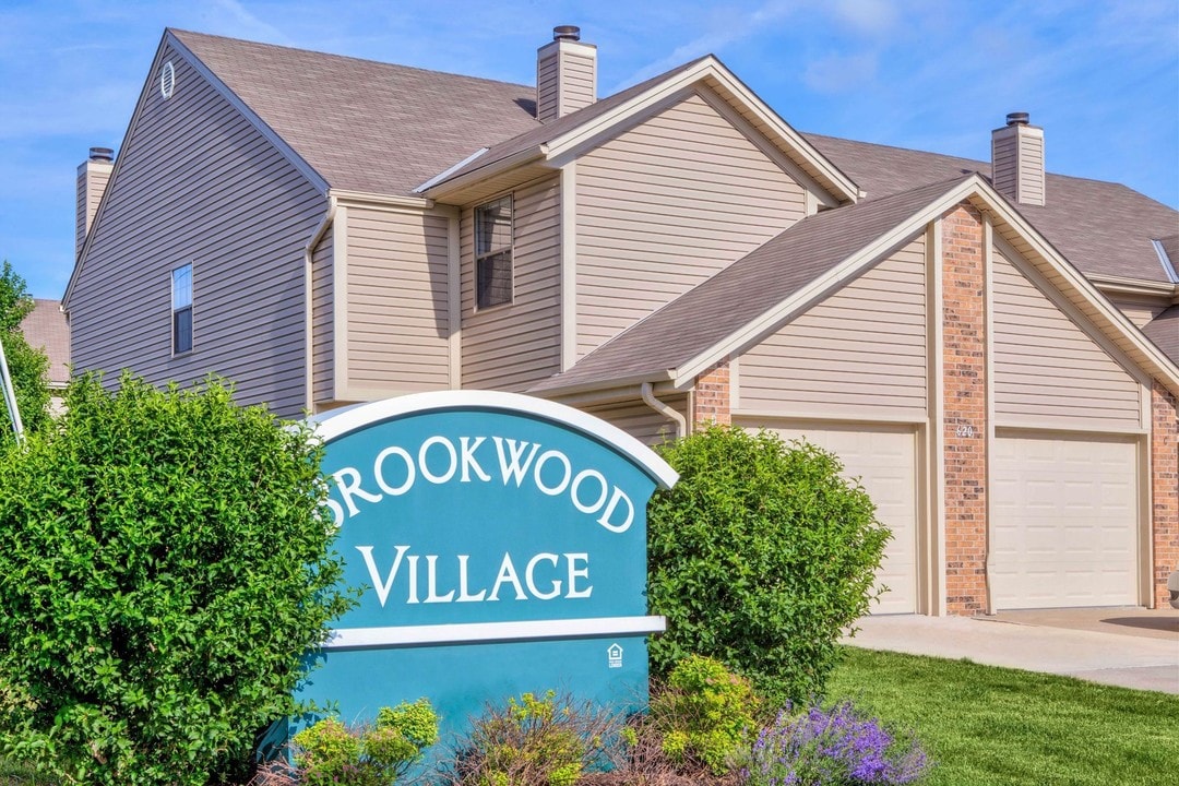 Brookwood Village Townhomes in Blue Springs, MO - Foto de edificio