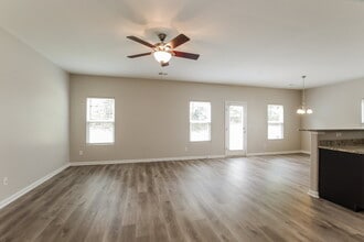 2621 Meadow Crossing Dr in Dallas, NC - Building Photo - Building Photo