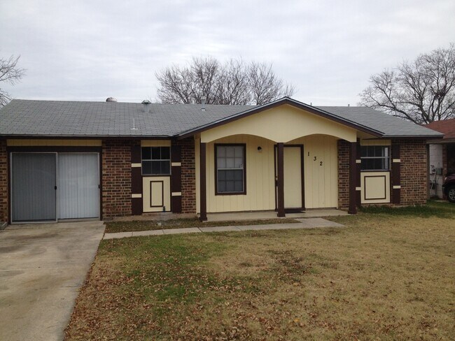 132 Meadow Way in Converse, TX - Building Photo - Building Photo