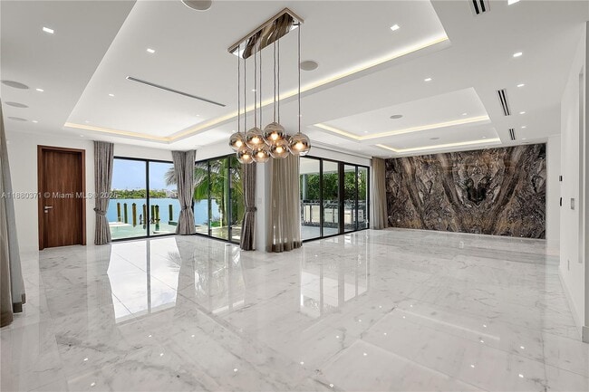 1311 Stillwater Dr in Miami Beach, FL - Foto de edificio - Building Photo