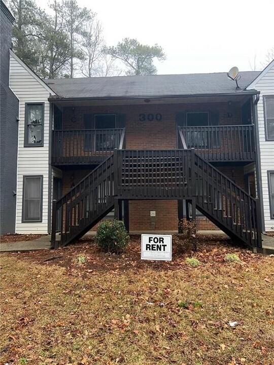 300 E Burns Ct SW in Marietta, GA - Building Photo