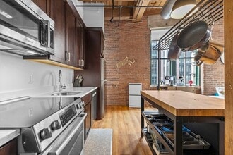 49 Melcher St, Unit 201 in Boston, MA - Foto de edificio - Building Photo