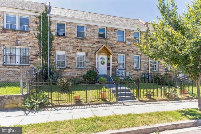 1223 Simms Pl NE in Washington, DC - Foto de edificio - Building Photo